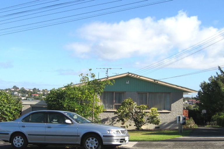 Photo of property in 3/84 Pupuke Road, Hillcrest, Auckland, 0627