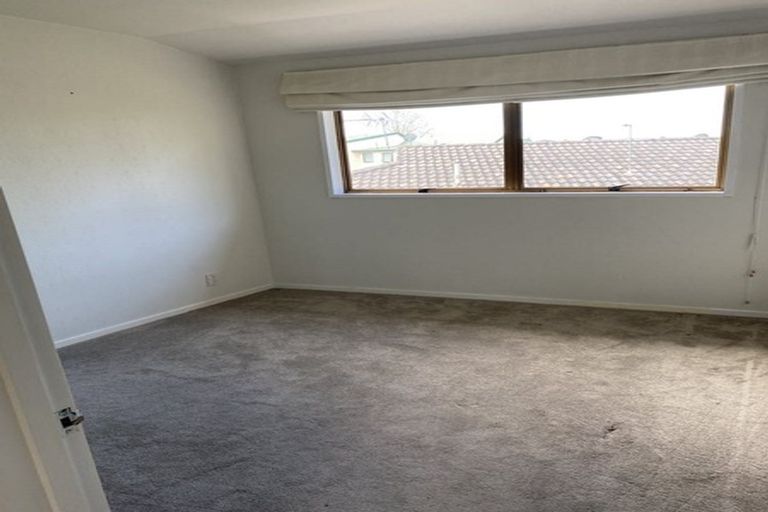 Photo of property in 1/13 Saddleback Rise, Murrays Bay, Auckland, 0630