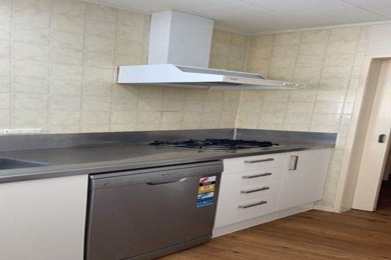 Photo of property in 16 Spinella Drive, Bayview, Auckland, 0629