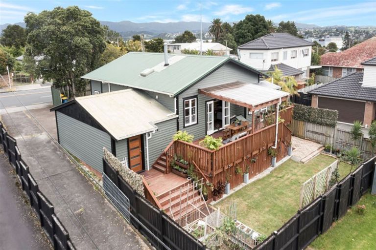 Photo of property in 1/275 Great North Road, Henderson, Auckland, 0612