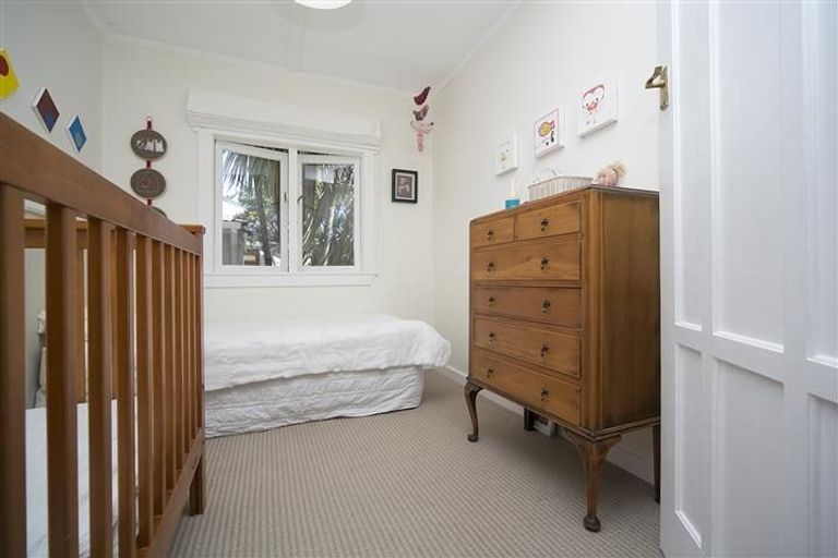 Photo of property in 2/4 Cleve Road, Green Bay, Auckland, 0604