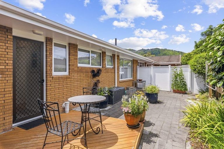 Photo of property in 2 Rewarewa Crescent, Waikanae, 5036