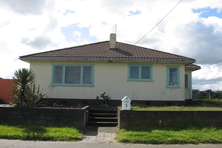 Photo of property in 1 Seafront Road, Castlecliff, Whanganui, 4501