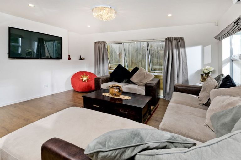 Photo of property in 28 Shah Place, Glen Eden, Auckland, 0602