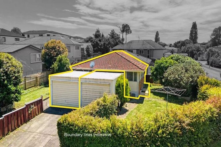 Photo of property in 1/22 La Perouse Street, Botany Downs, Auckland, 2010