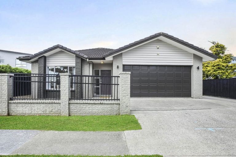 Photo of property in 108 Simpson Road, Henderson Valley, Auckland, 0614