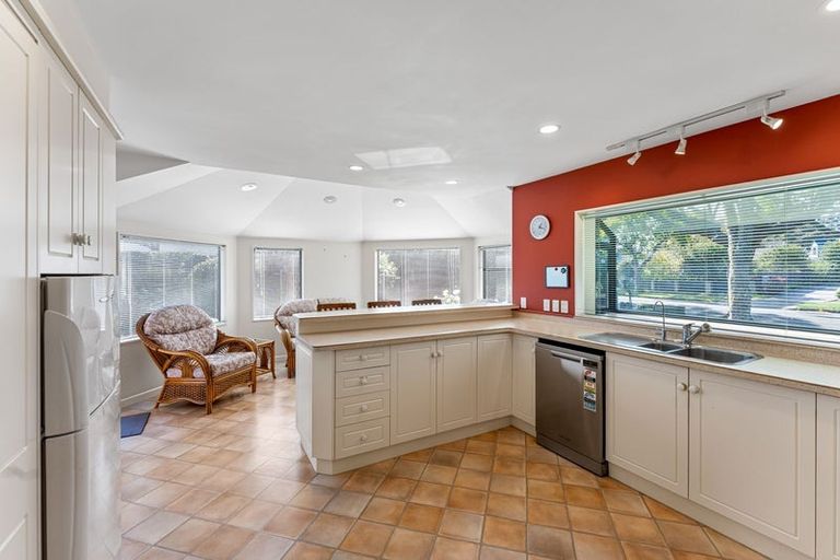 Photo of property in 2 Rosebank Grove, Waikanae, 5036