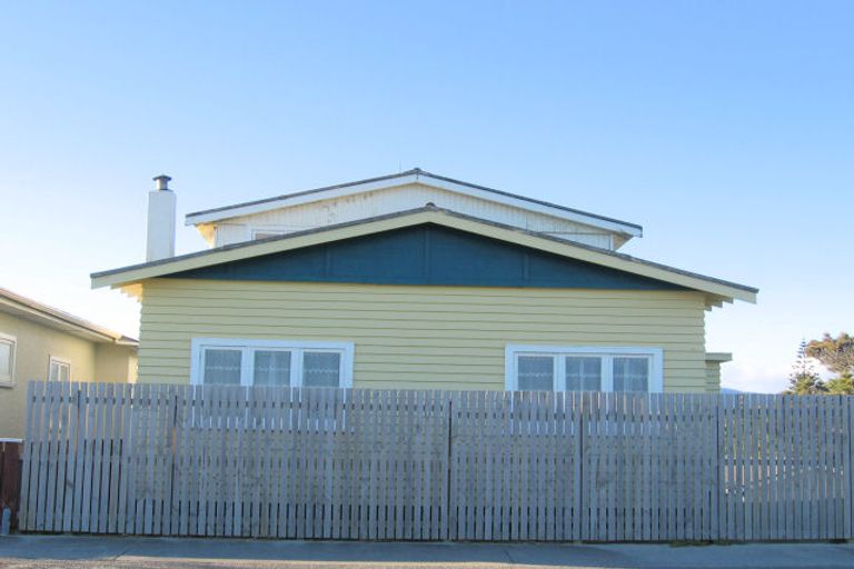 Photo of property in 28 Marine Parade, Otaki Beach, Otaki, 5512