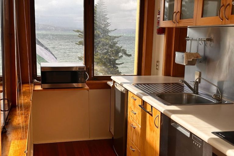 Photo of property in 186 Oriental Parade, Oriental Bay, Wellington, 6011