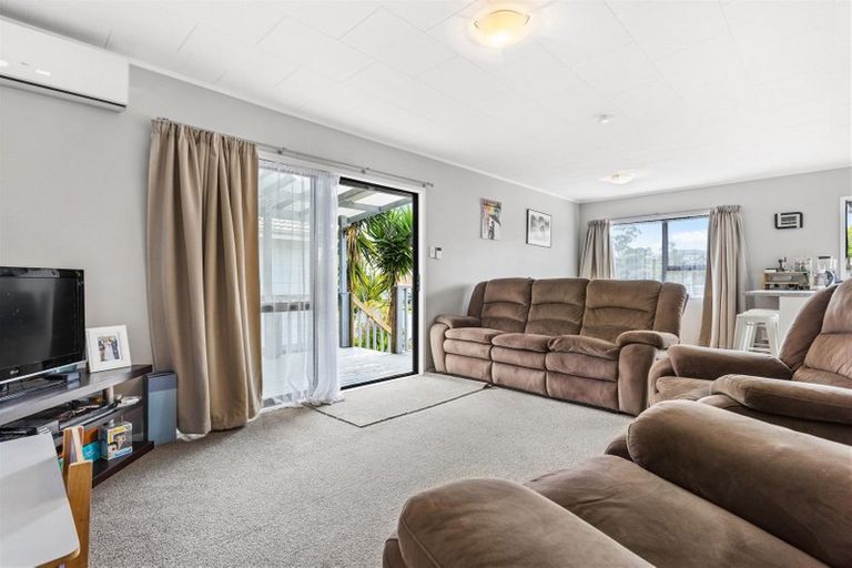 Photo of property in 2/20 Landsdale Place, Massey, Auckland, 0614