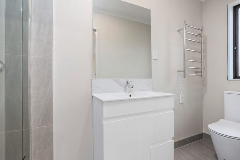 Photo of property in 10e Roberts Road, Te Atatu South, Auckland, 0610