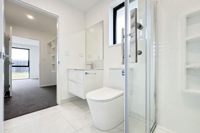 Photo of property in 33 Akoranga Place, Hornby, Christchurch, 8042