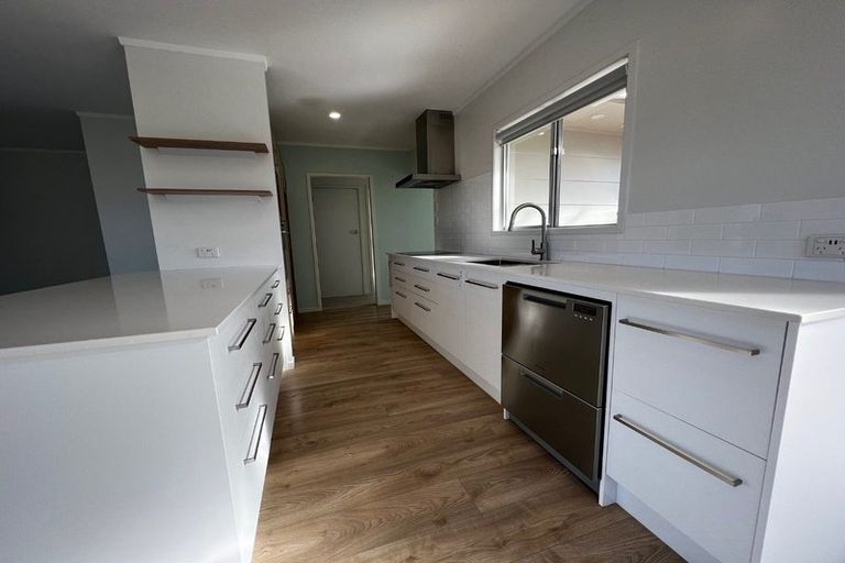 Photo of property in 2/39 Camrose Place, Glenfield, Auckland, 0629