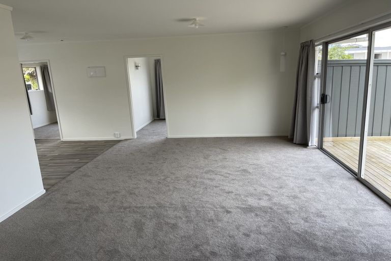 Photo of property in 24 Walton Street, Red Beach, 0932