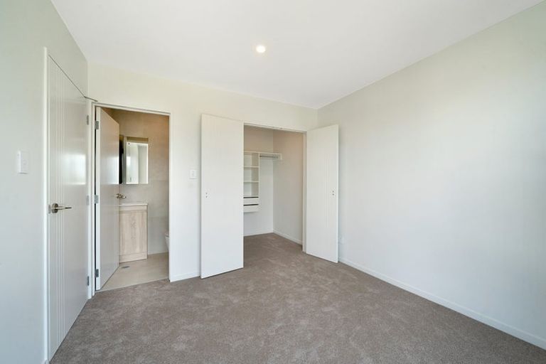 Photo of property in 4/107 Hobsonville Road, West Harbour, Auckland, 0618