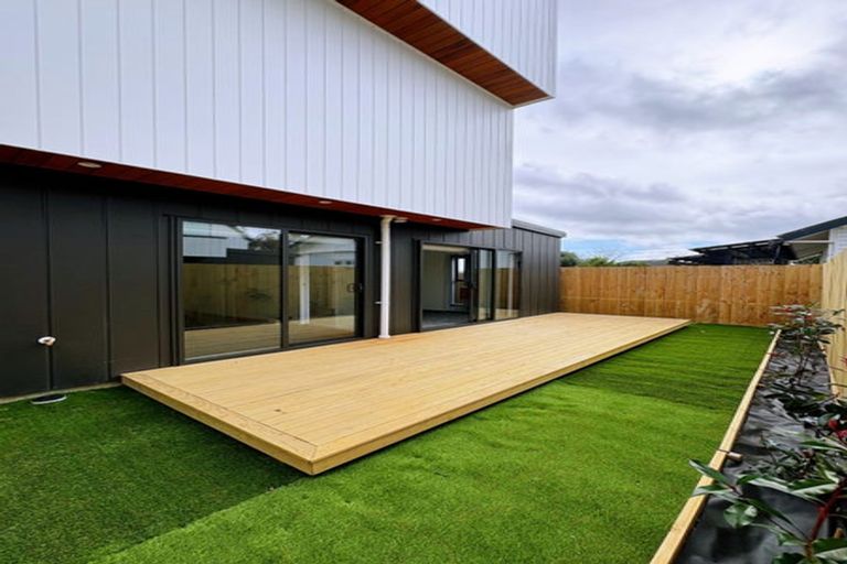 Photo of property in 12e Elcoat Avenue, Te Atatu South, Auckland, 0610