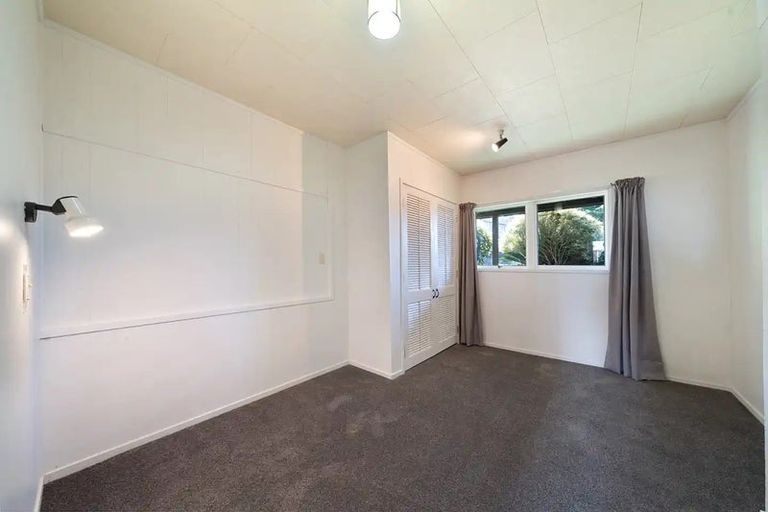 Photo of property in 28 Manhattan Heights, Glendene, Auckland, 0602