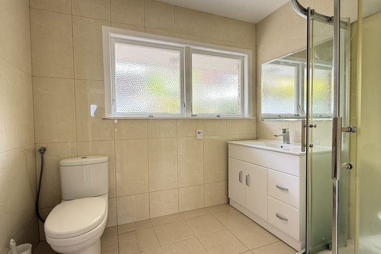 Photo of property in 1/40 Ocean View Road, Northcote, Auckland, 0627