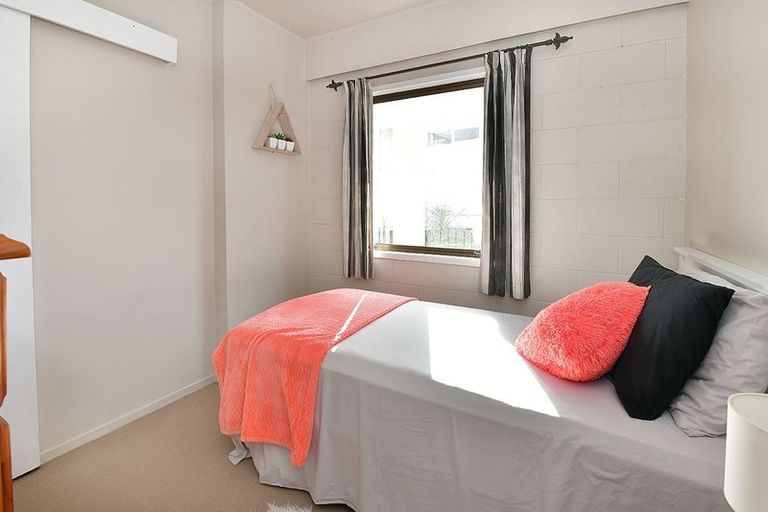 Photo of property in 3 Elgin Place, Red Beach, 0932