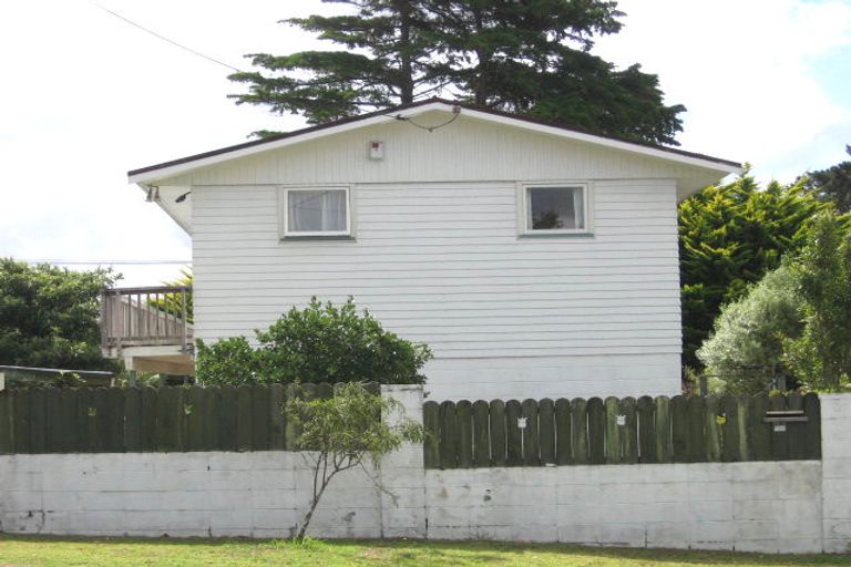 Photo of property in 1 John Bracken Way, Beach Haven, Auckland, 0626
