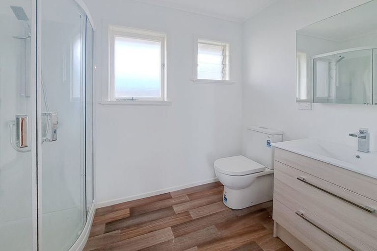 Photo of property in 2 Vera Road, Te Atatu South, Auckland, 0610