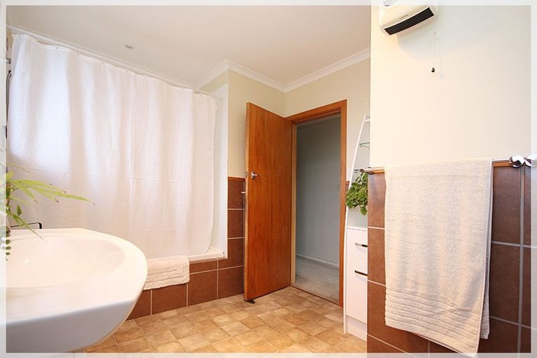 Photo of property in 2 Ngaire Street, Longburn, Palmerston North, 4412