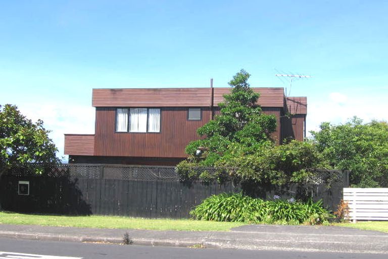 Photo of property in 2/5 High Road, Glenfield, Auckland, 0629