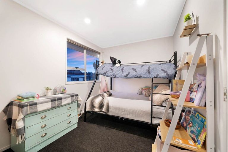 Photo of property in 86 Rosewarne Crescent, Glendene, Auckland, 0602
