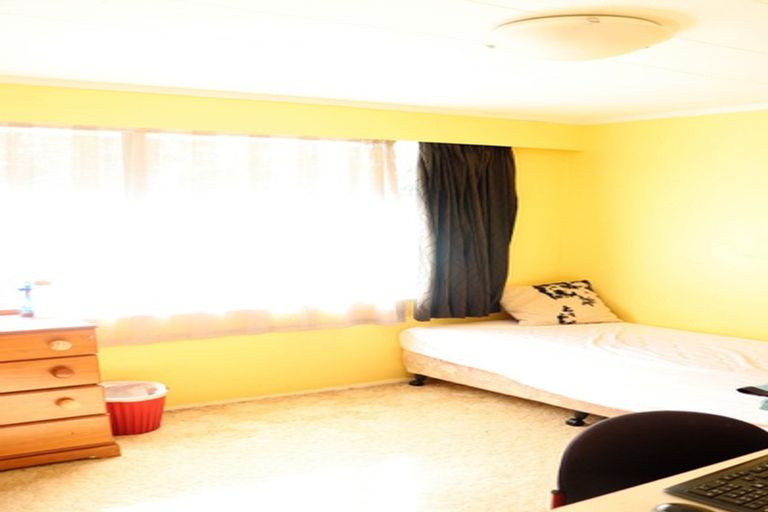 Photo of property in 80 Akaroa Drive, Maupuia, Wellington, 6022