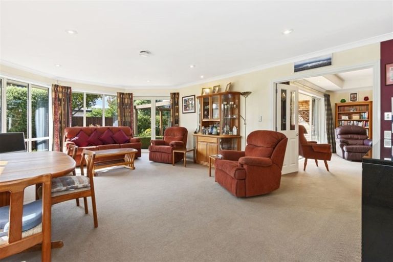 Photo of property in 18 Willowview Drive, Redwood, Christchurch, 8051