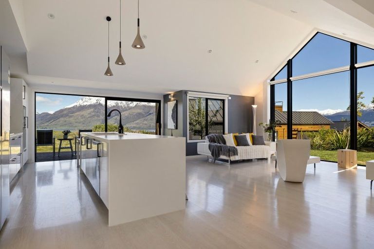 Photo of property in 37 Hackett Road, Jacks Point, Queenstown, 9371