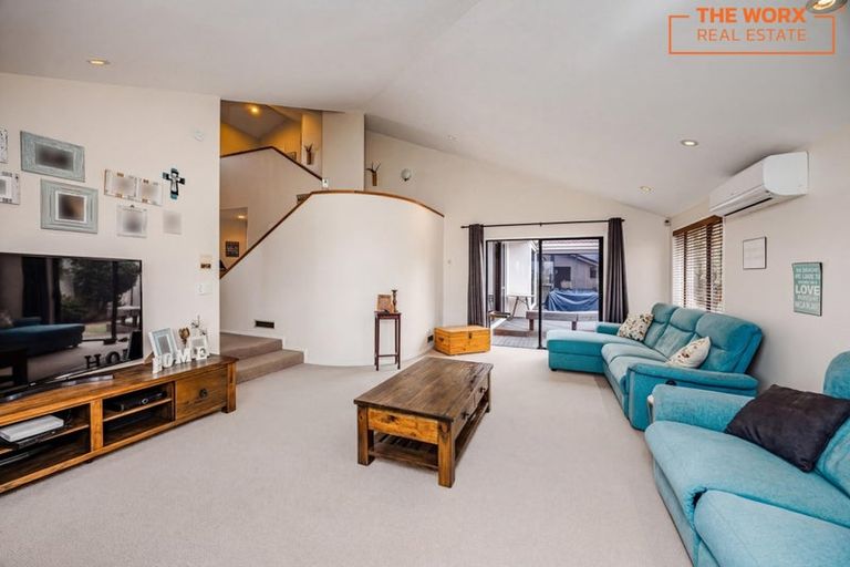 Photo of property in 22 Gillard Place, Eastern Beach, Auckland, 2012