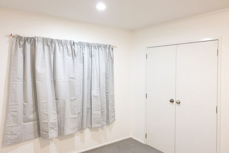 Photo of property in 1/64 Hogans Road, Glenfield, Auckland, 0629