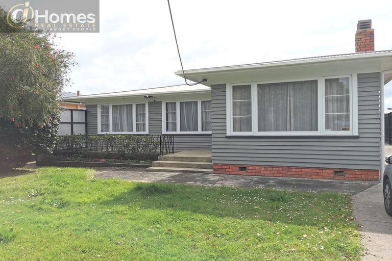 Photo of property in 69 Taikata Road, Te Atatu Peninsula, Auckland, 0610