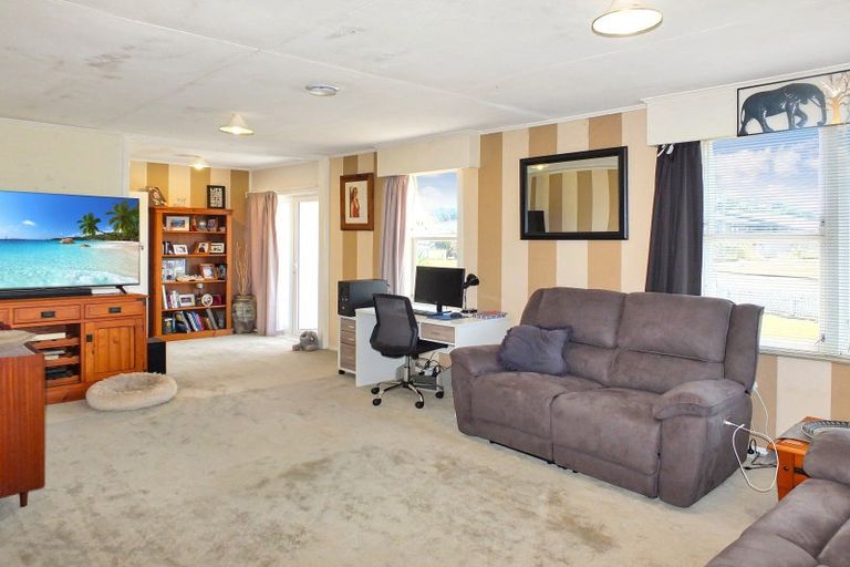 Photo of property in 16 Mark Perreau Place, Foxton, 4814