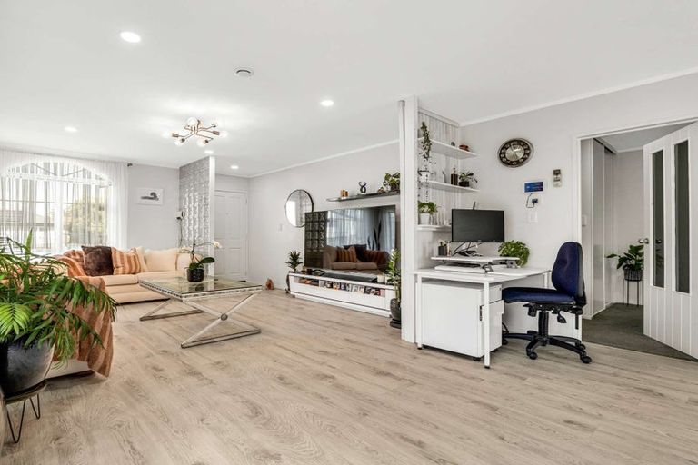 Photo of property in 52 Riverton Drive, Randwick Park, Auckland, 2105