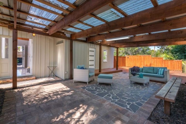 Photo of property in 166 Edmonton Road, Te Atatu South, Auckland, 0610