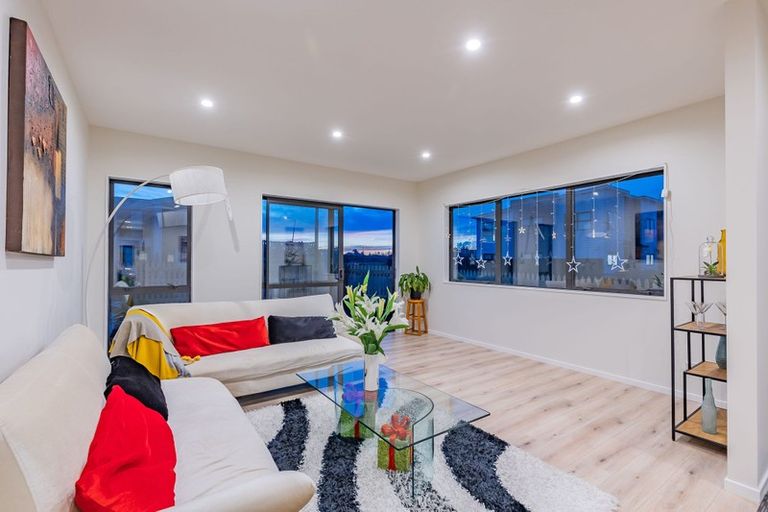 Photo of property in 1 Vinistra Road, Kumeu, 0810