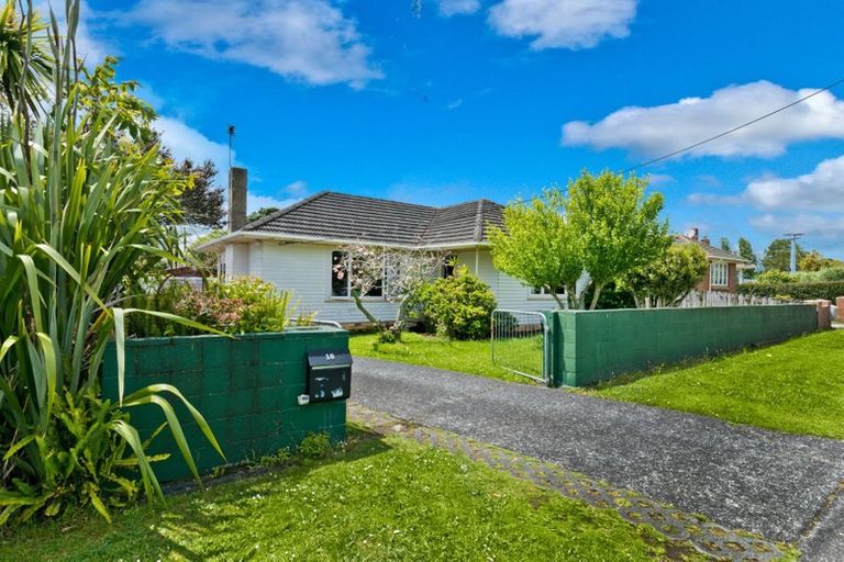 Photo of property in 18 Ward Crescent, Te Atatu Peninsula, Auckland, 0610