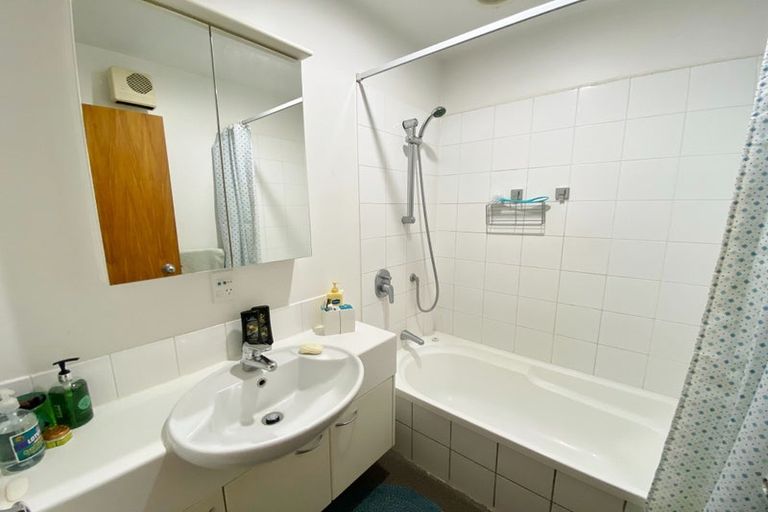 Photo of property in 7 Oakford Close, Riccarton, Christchurch, 8011