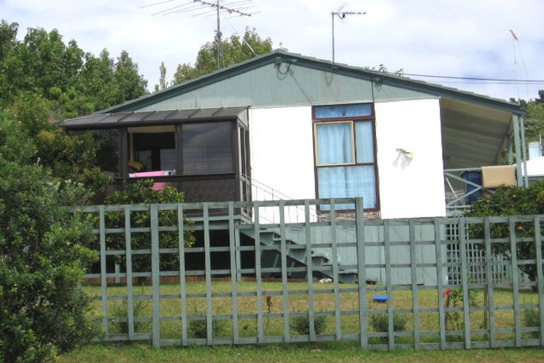 Photo of property in 2/4 Lyons Avenue, Murrays Bay, Auckland, 0630