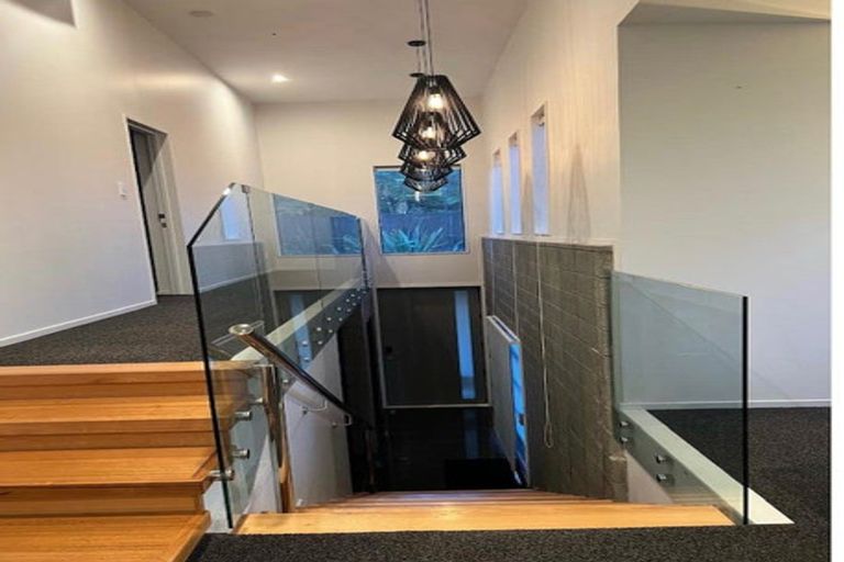 Photo of property in 37 Newington Road, Henderson, Auckland, 0612