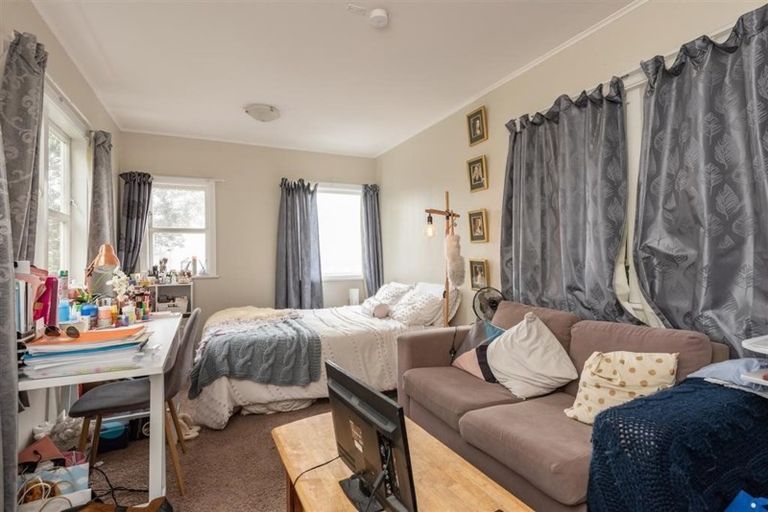 Photo of property in 80 Kelburn Parade, Kelburn, Wellington, 6012