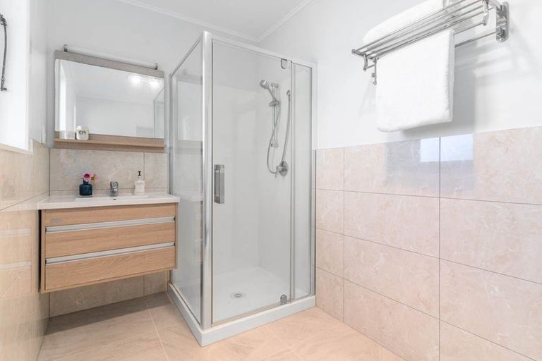 Photo of property in 16 Romney Place, Manurewa, Auckland, 2102