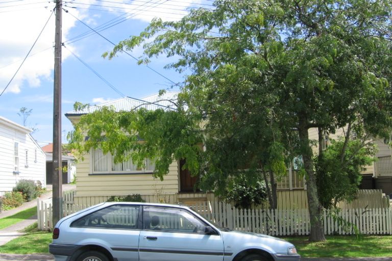 Photo of property in 17 Roslyn Terrace, Stanley Point, Auckland, 0624