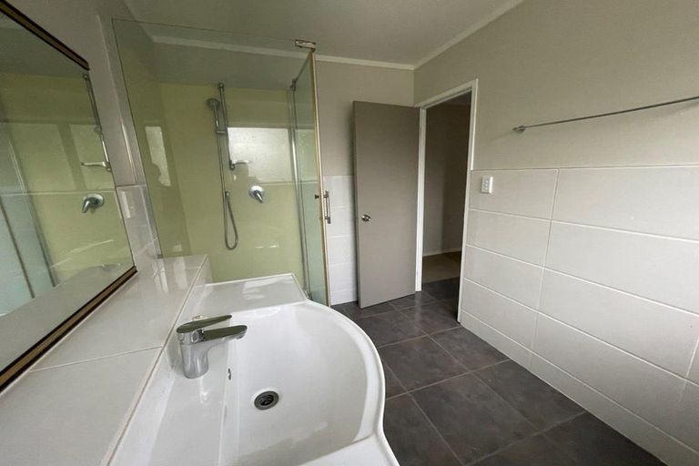Photo of property in 24 Jillteresa Crescent, Half Moon Bay, Auckland, 2012