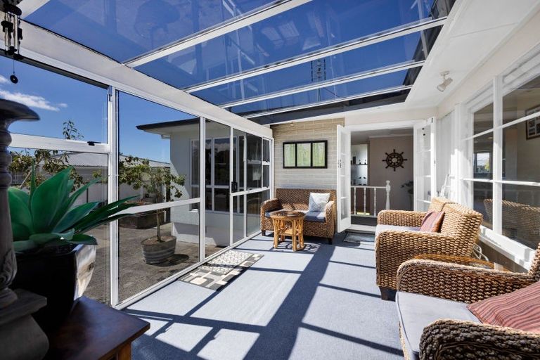 Photo of property in 8 Mahoe Street, Strandon, New Plymouth, 4312