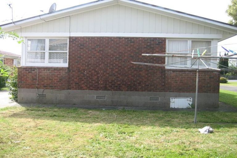 Photo of property in 2/124 Te Atatu Road, Te Atatu South, Auckland, 0610