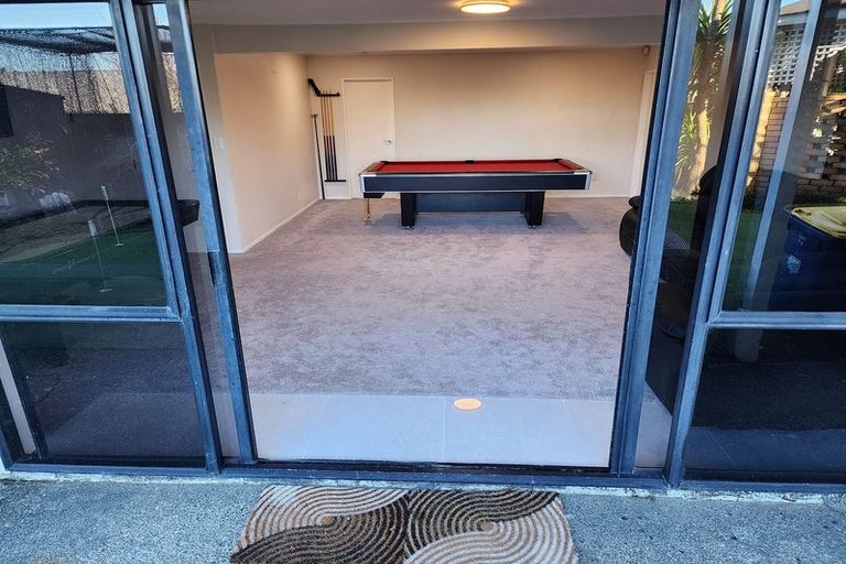 Photo of property in 102 Wiseley Road, West Harbour, Auckland, 0618