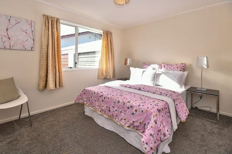 Photo of property in 2/15 Frobisher Way, Clendon Park, Auckland, 2103